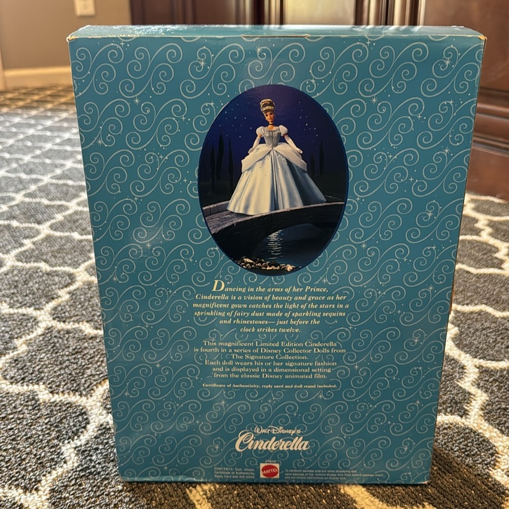 Cinderella Barbie Signature Collection - Picture 6 of 9